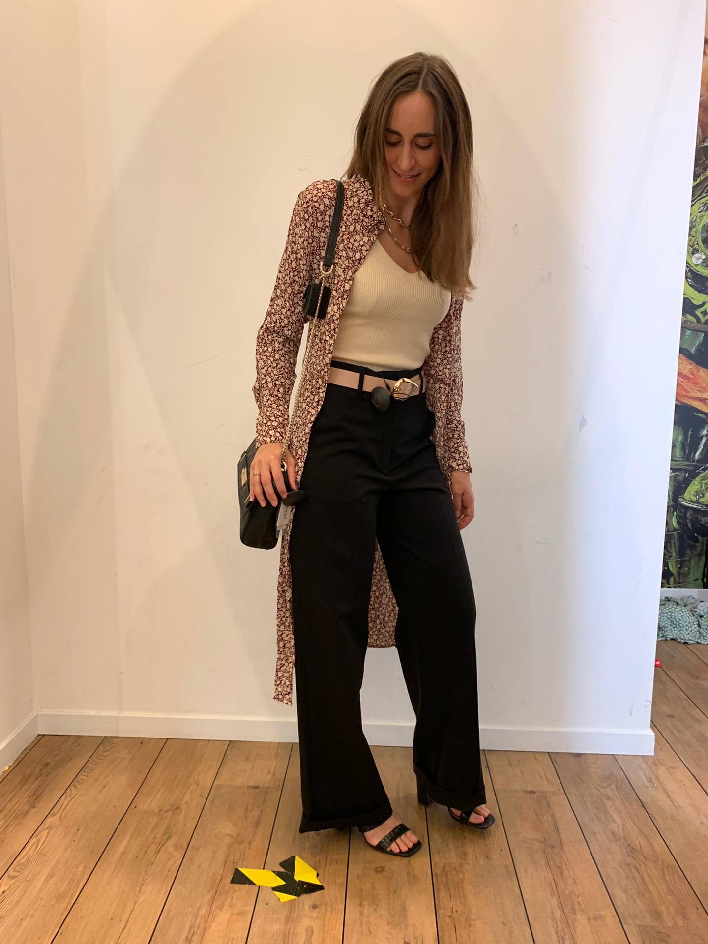 Un pantalon taille haute + un top + une robe ouverte
