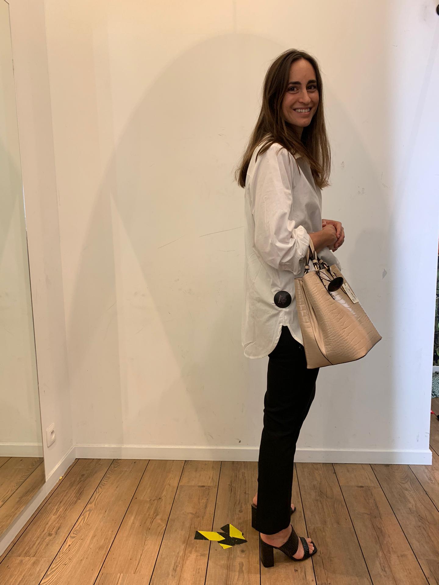 Une chemise blanche XXL + un top + un pantalon noir