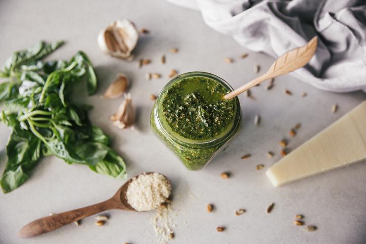 Flocons d'avoine pesto-parmesan et tomates séchées