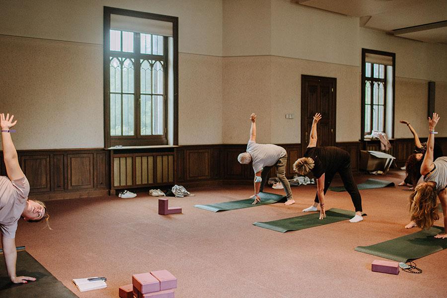 Yogasessie met Stefanie Durieux in het kasteel van Bouchout