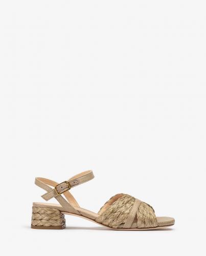 Sandalen van naturel raffia met klein hakje