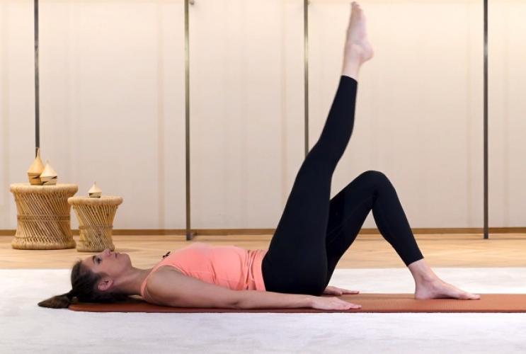 Renforcer et étirer les jambes: cercle d’une jambe