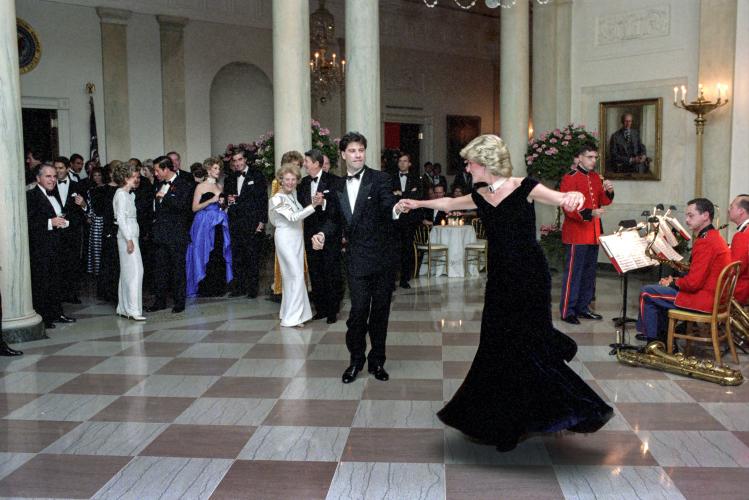 1985: sa robe Travolta