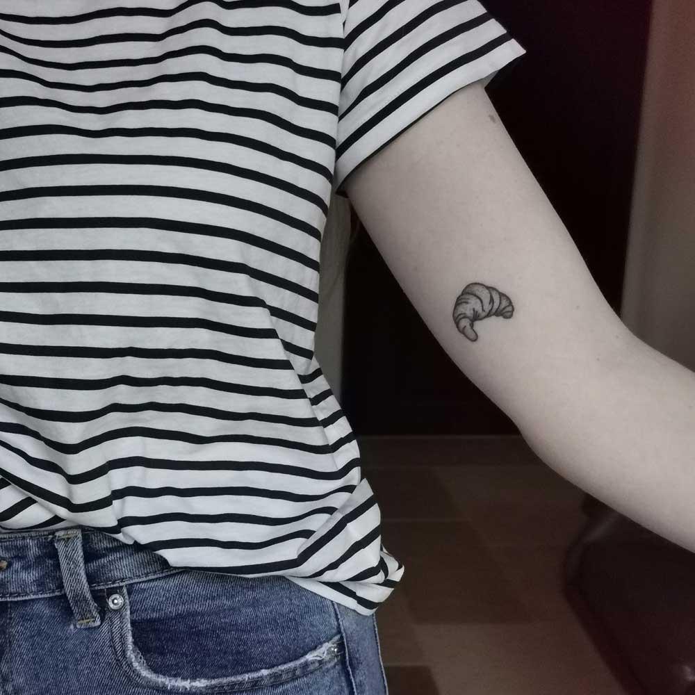 De tattoo: petit croissant