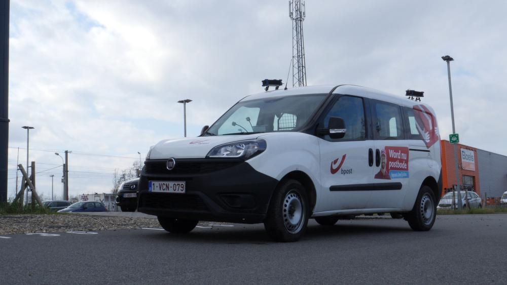 Bestelwagens van bpost brengen voortaan verkeersborden in Roeselare in ...