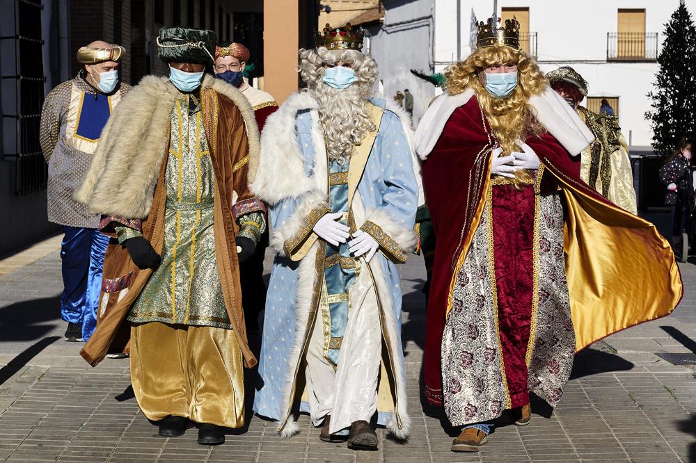 En Espagne, les Rois mages innovent pour parader comme le veut la tradition, malgré la pandémie En Espagne, les Rois mages innovent pour parader comme le veut la tradition, malgré la pandémie