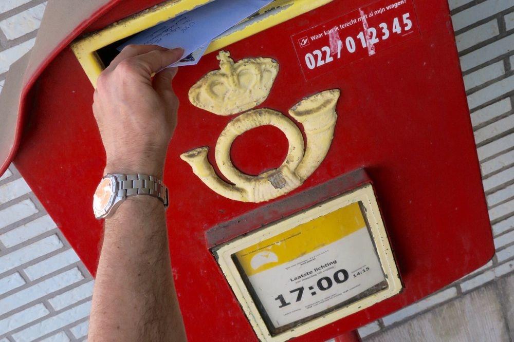 Le facteur pourrait bientôt ne distribuer le courrier non prior que deux  fois par semaine - Le Soir