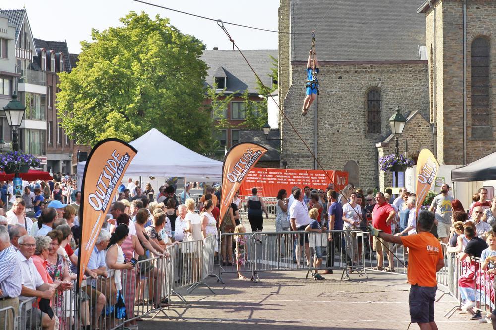 Koorddanser op een kabel van de kerk naar het oudstadhuis in Torhout