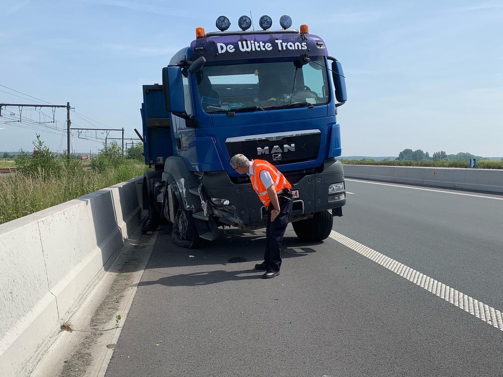 Vrachtwagen Knalt Tegen Vangrail Door Klapband KW Be