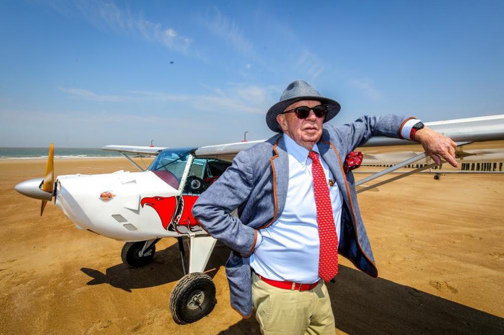 Leopold Lippens op het strand van zijn Knokke-Heist.© Archief BP