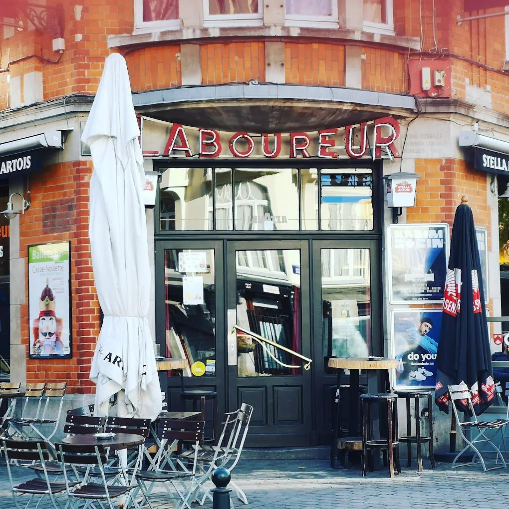 Gevel van café Le Laboureur in Brussel.