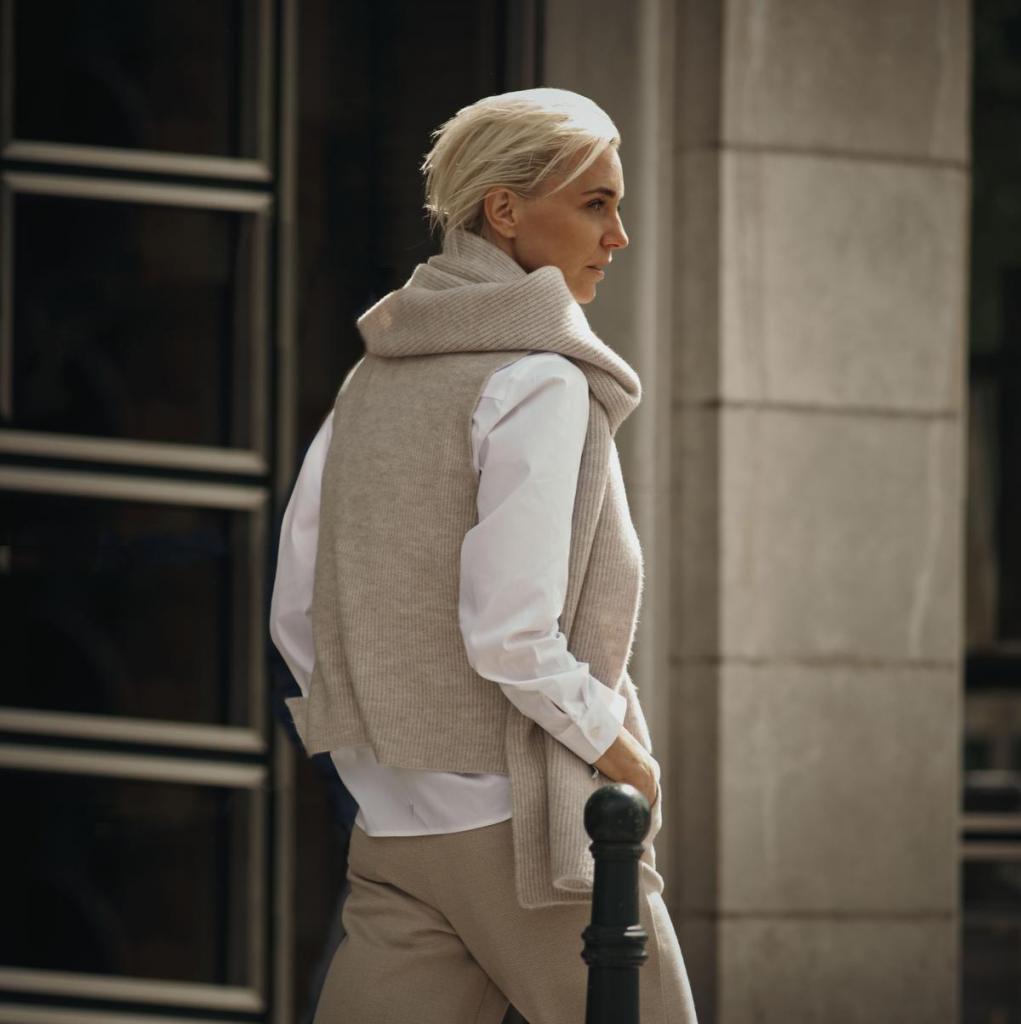 Losjes en toch kantoorproof: beige pantalon (139,90 euro), wit hemd (119,90 euro) en beige debardeur (129,90 euro) en sjaal (79,90 euro), uit de capsulecollectie van Hannelore Knuts voor Terre Bleue.