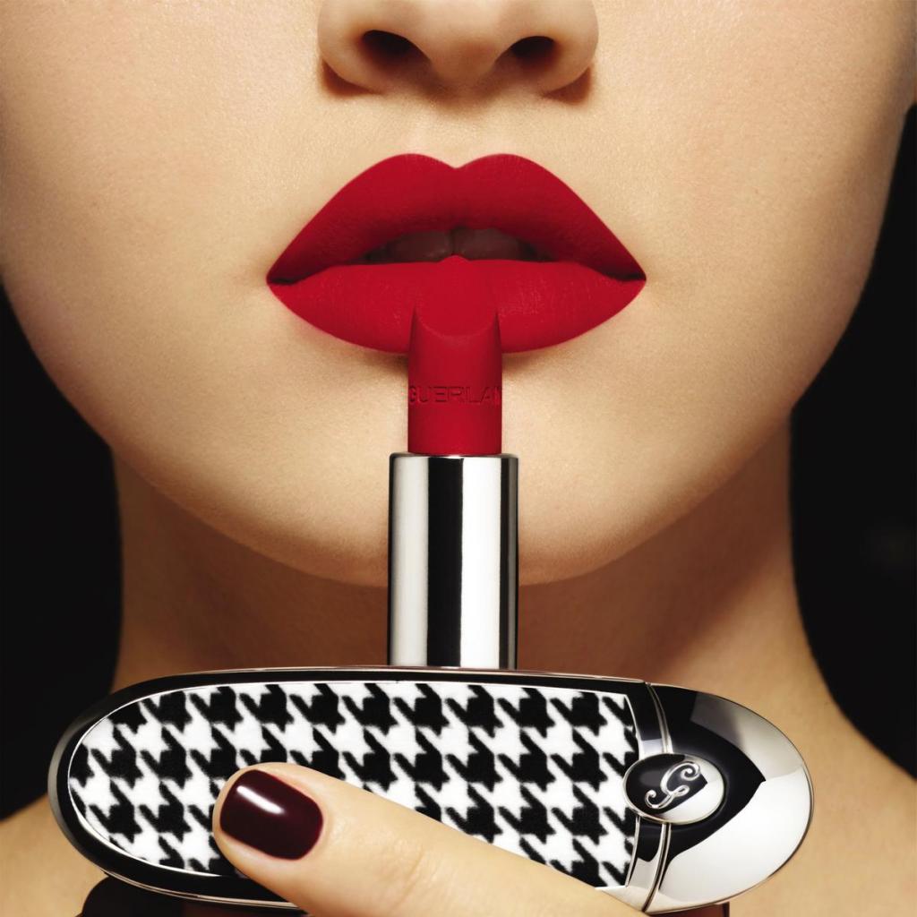 Glamour op de lippenEen mooie lipstick zorgt altijd voor een vleugje glamour. Dat het ook een fraai object kan zijn, bewijst deze lipstick van Guerlain met chic pied-de-poulejasje.