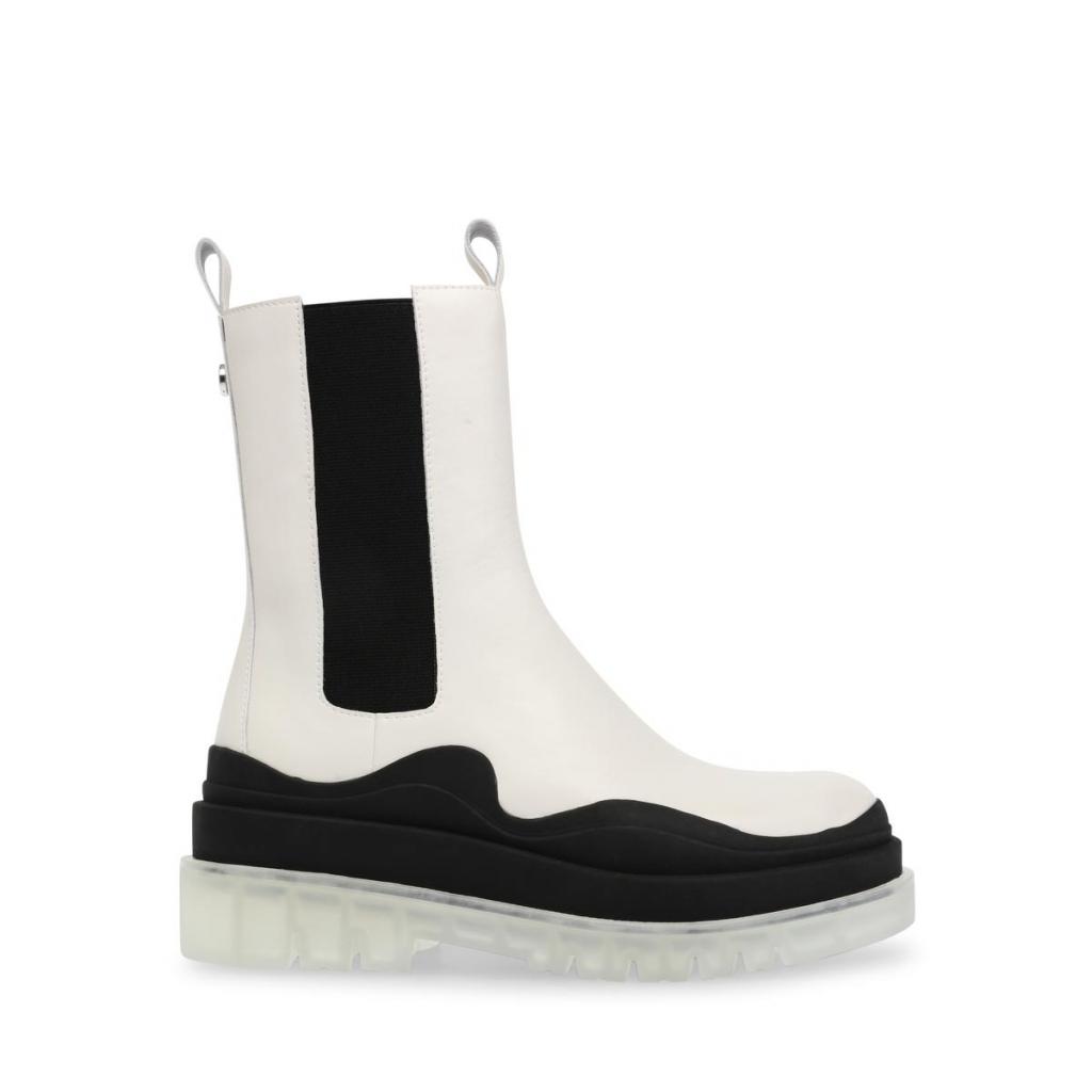 Zwart-witlaars met transparante zool (149,95 euro), van Steve Madden.