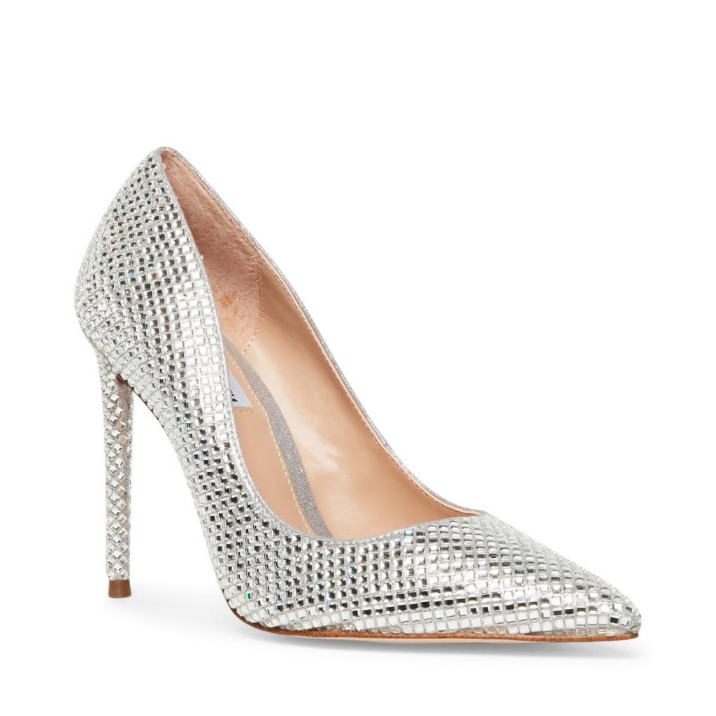 Schitter aan de voetZilverkleurige pump (129,99 euro), van Steve Madden.