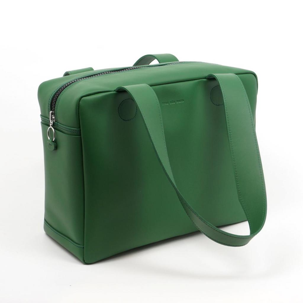 EcotasGroen, in alle betekenissen van het woord: tas gemaakt van restleder (199 euro), van Tres sis Zero. 