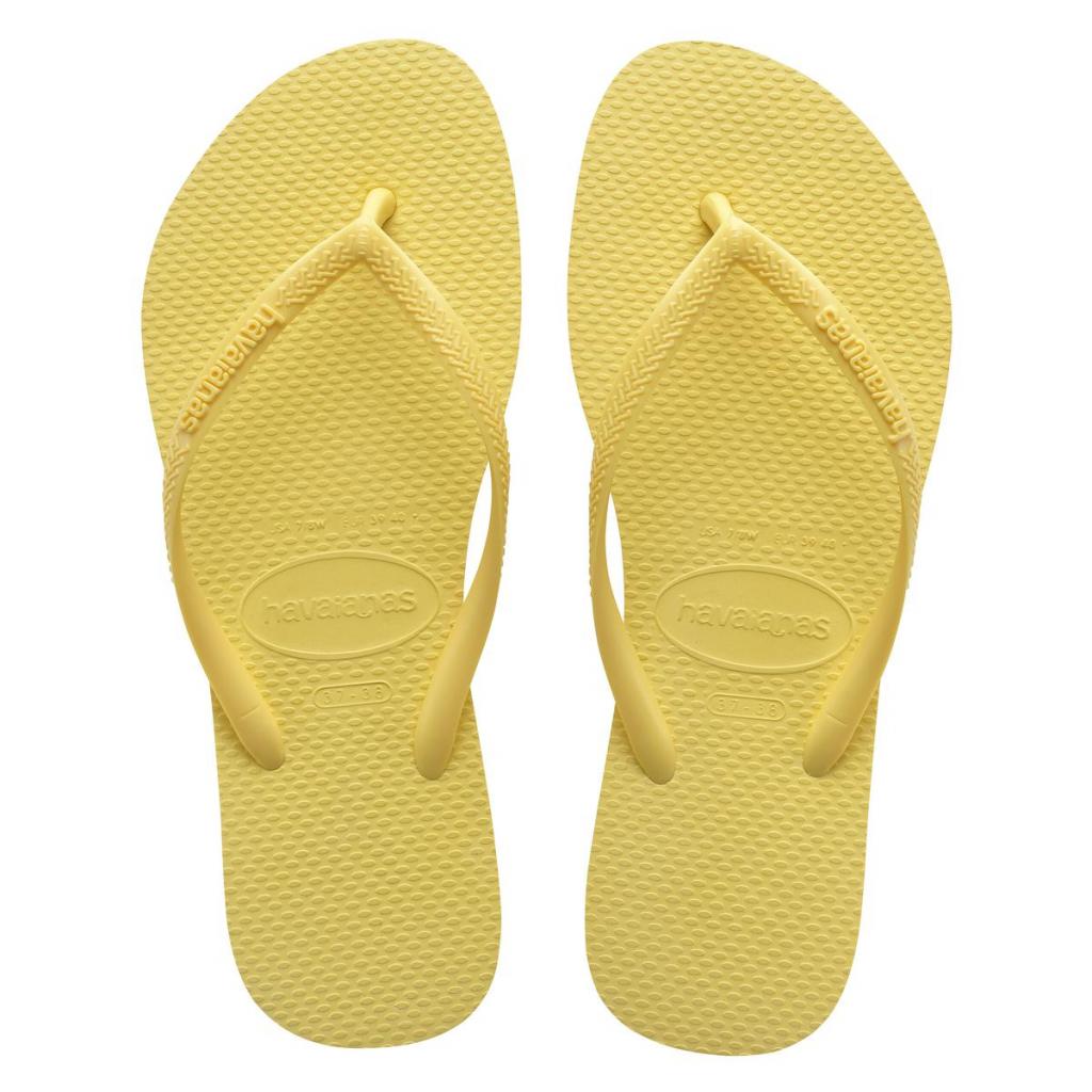 LichtvoetigHelemaal in zuiderse sferen met deze zachtgele slippers (27 euro), van Havaianas.