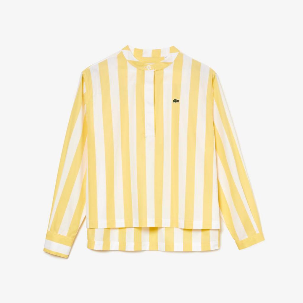 TennisstrepenGestreept hemd met mao-kraag (135 euro), van Lacoste.