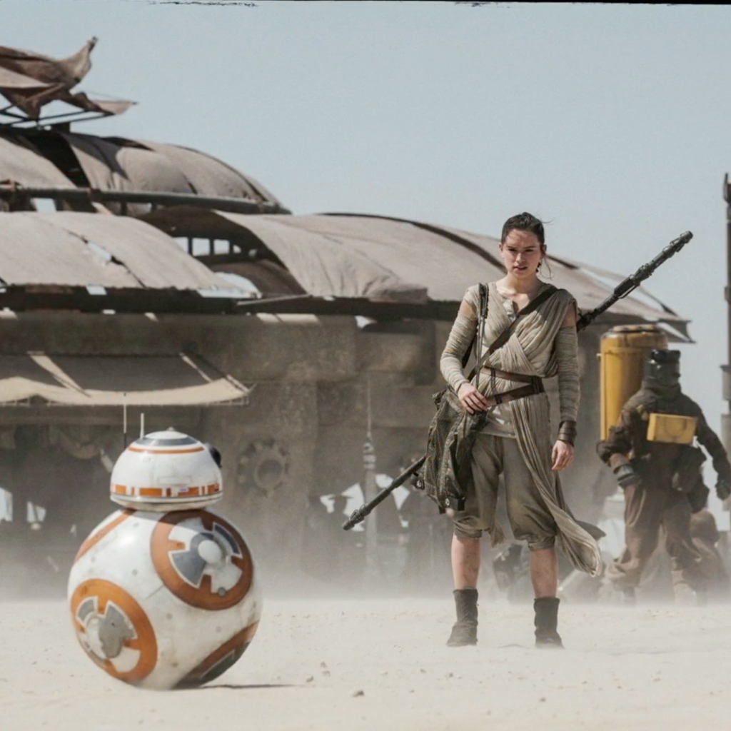 Rey stoot al snel op de rollende droid BB-8, de echte ster van deze film...