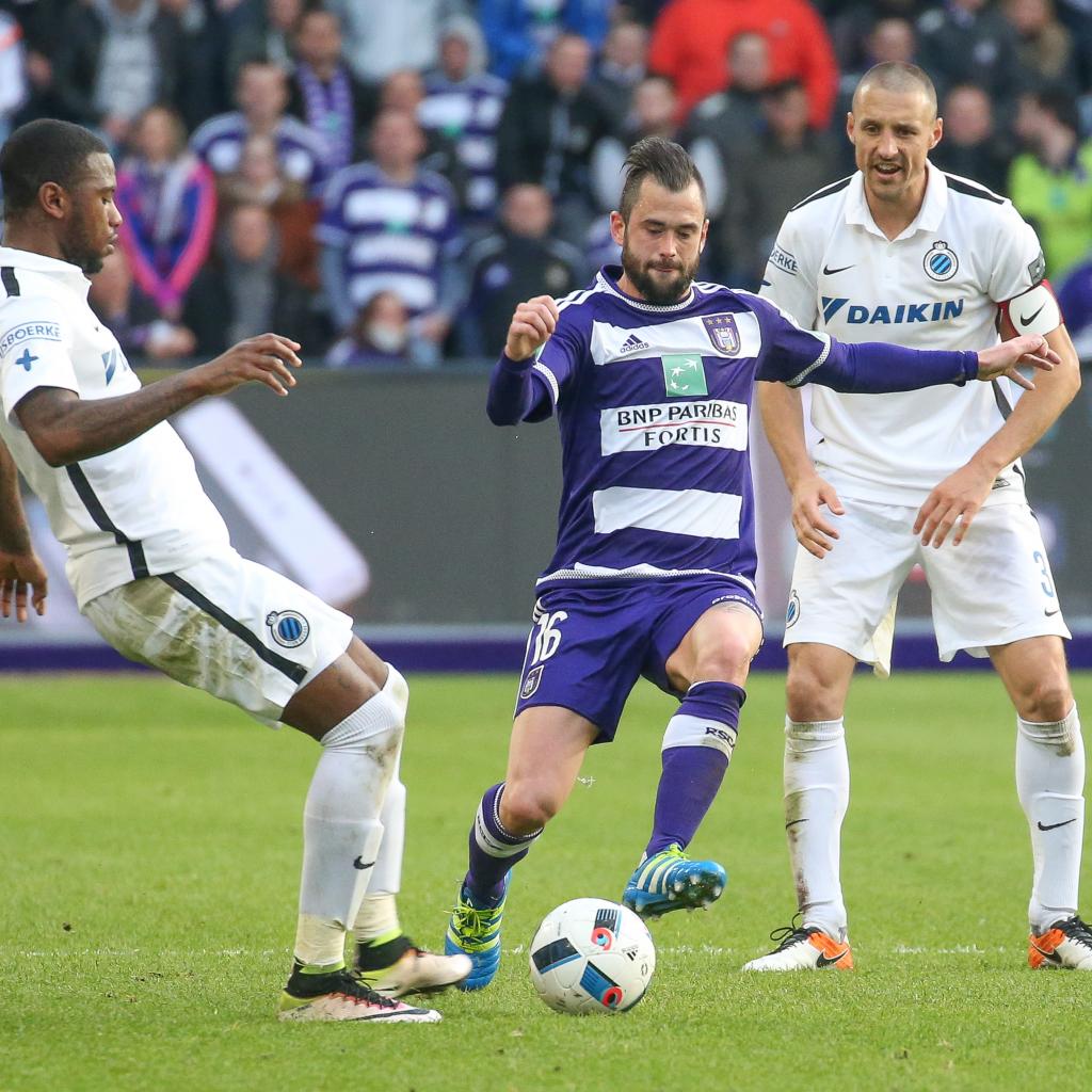 Club's Stefano Denswil and Anderlecht's Steven Defour fight for the ball during the Jupiler Pro League match between RSC Anderlecht and Club Brugge KV, in Anderlecht, Brussels, Sunday 17 April 2016, on day 3 of the Play-off 1 of the Belgian soccer championship. BELGA PHOTO BRUNO FAHY