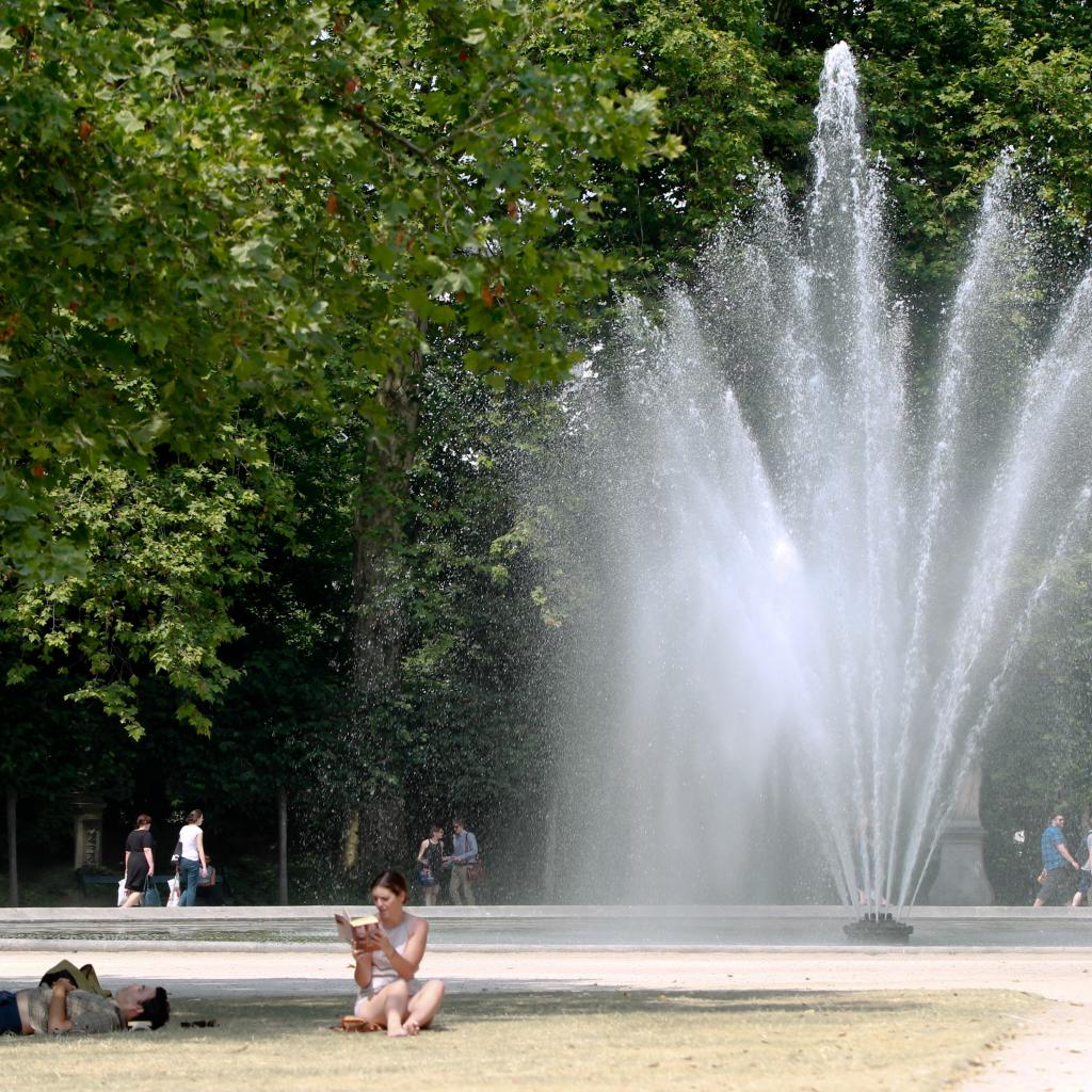 20130723 - BRUSSELS, BELGIUM: Illustration picture shows a water fountain at the Brussels Park (Parc de Bruxelles / Warandepark), Tuesday 23 July 2013, in Brussels. People look for ways to cool down as temperatures between 28 and 35 degrees Celsius are reached. BELGA PHOTO VIRGINIE LEFOUR