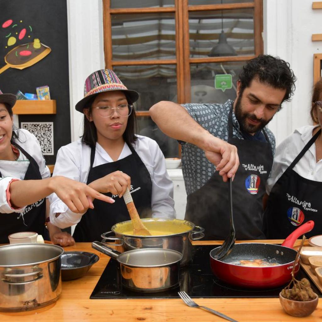 Leuk, leerrijk en lekker: tijdens een kookworkshop leren we een typisch Ecuadoriaans gerecht maken. (foto Kris Clerckx)
