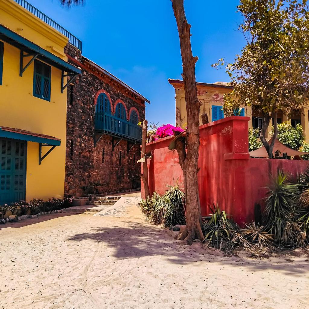De gekleurde huisjes geven Île de Gorée een vrolijke indruk, maar het eiland draagt een gruwelijk verleden met zich mee. (foto Getty Images)©boggy22 Getty Images/iStockphoto