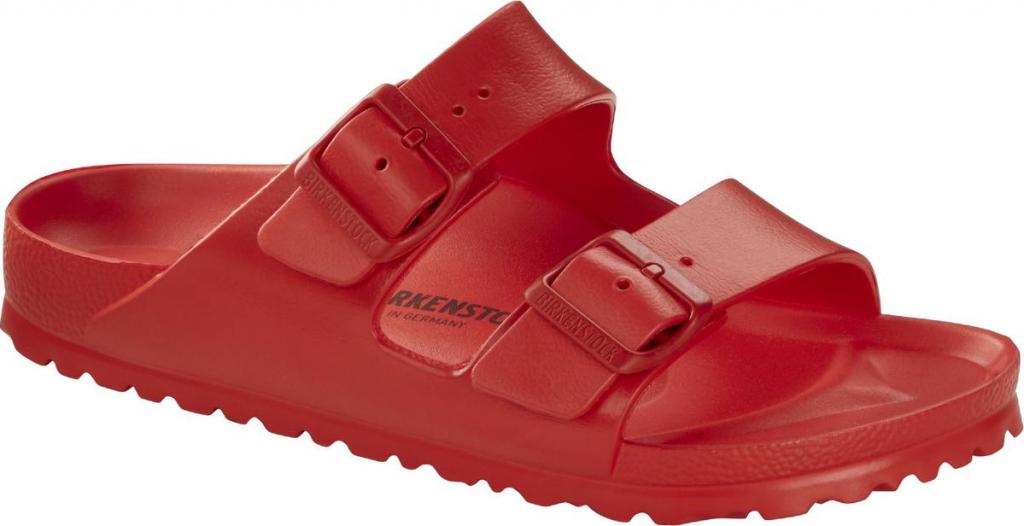 Comfy en kleurrijkKlassieker in een vurig kleedje: waterproof slipper van Birkenstock (39,95 euro). 
