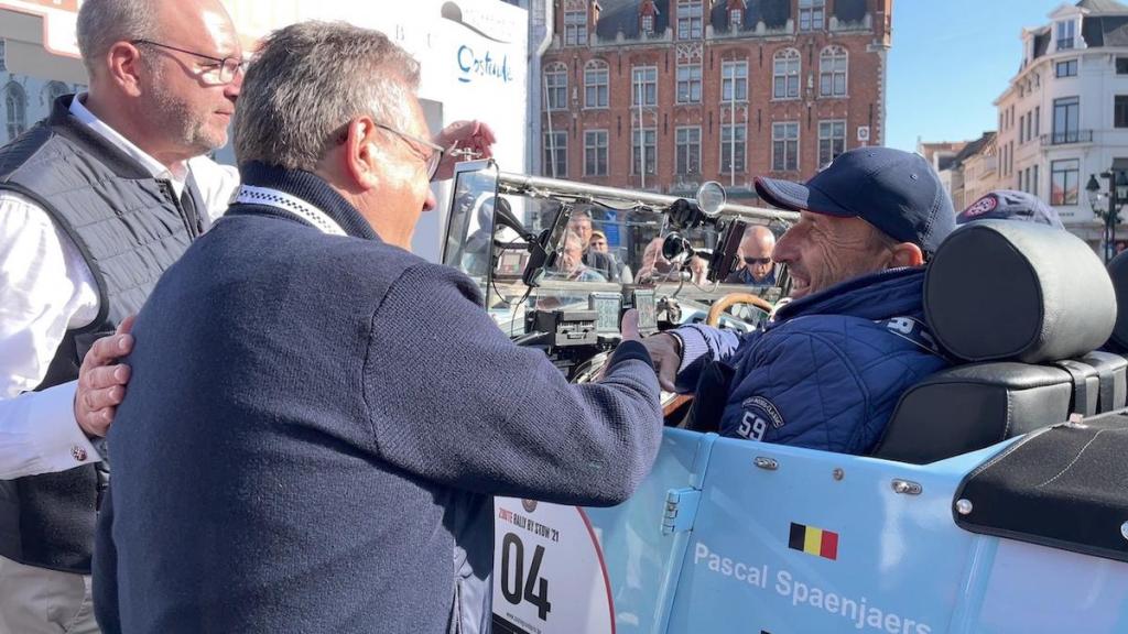 De oldtimers deden ook Brugge aan en werden er verwelkomd door burgemeester De fauw.