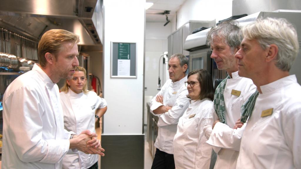 Seppe Nobels geeft uitleg aan deelnemers van Restaurant Misverstand.