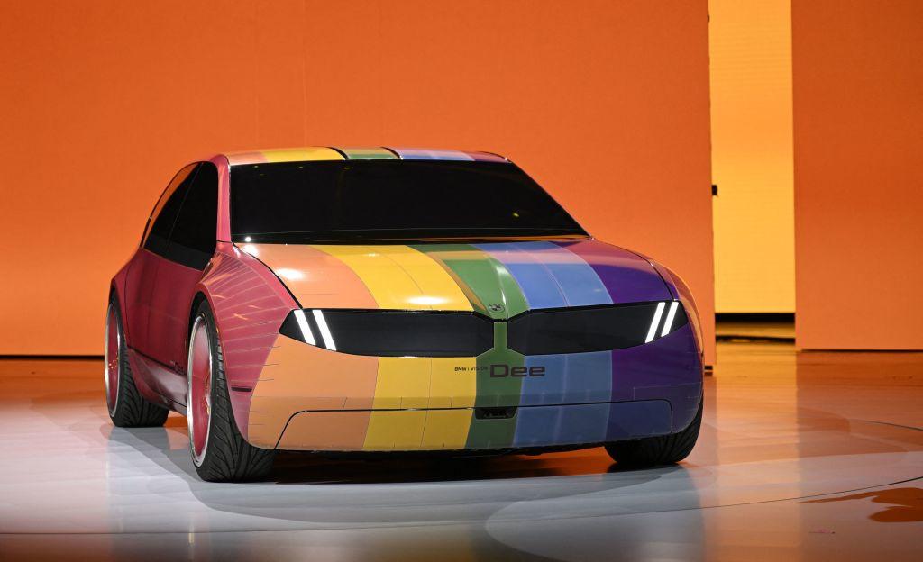 Avez-vous déjà vu une BMW changer de couleur à volonté