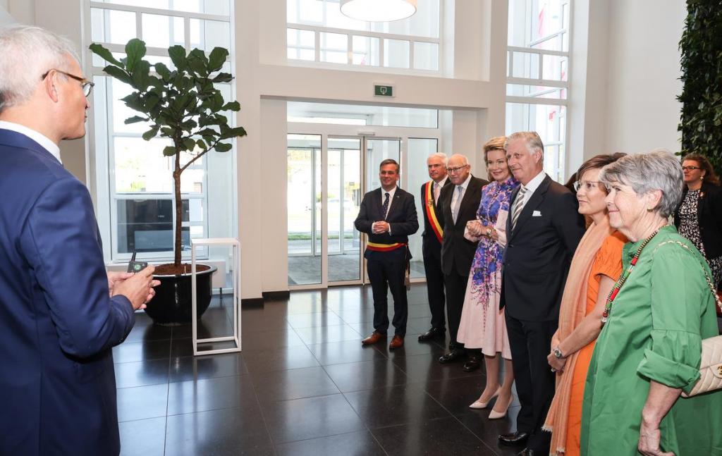 Het koningspaar krijgt uitleg over Roularta.