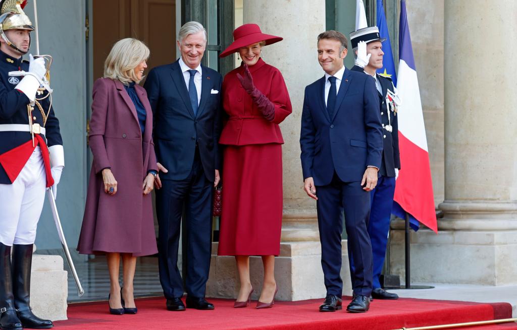 Koningin mathilde op staatsbezoek in frankrijk in een klassieke New Look deux-pièce van Dior