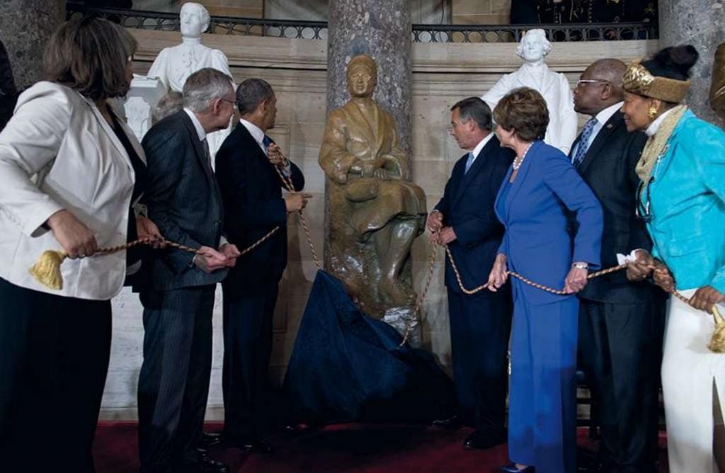 Foto van voormalig president van Amerika Obama die een standbeeld onthulde van Rosa Parks