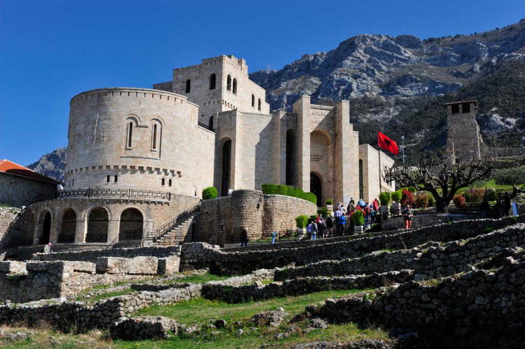 Oud gebouw dat dient als museum tegen een bergwand.