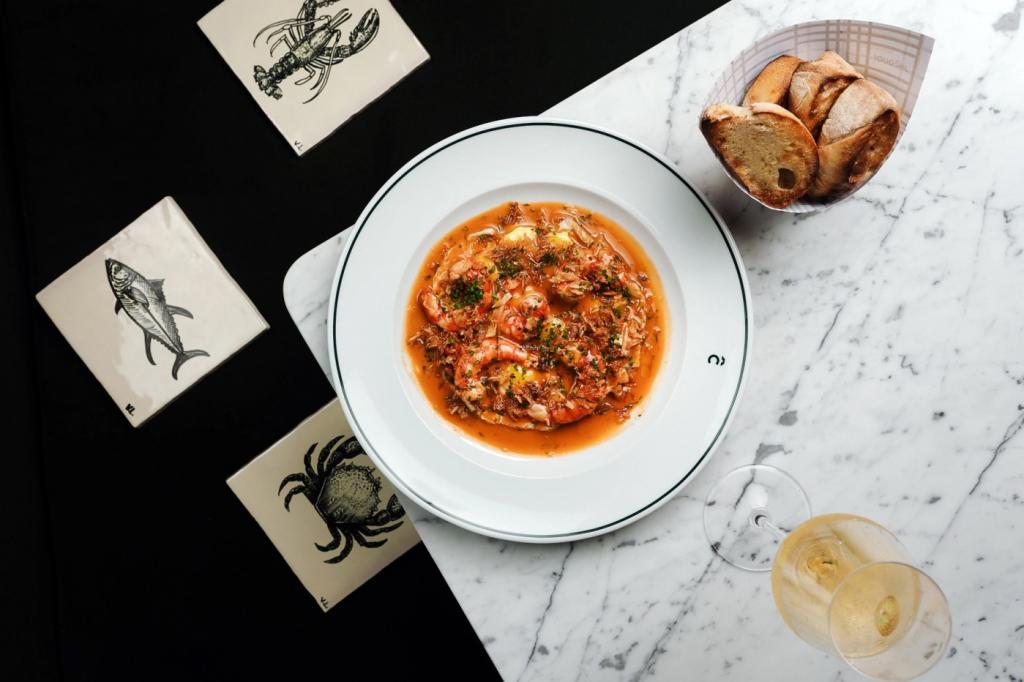 Het restaurant JNcQUOI Fish zet zich in de markt als een eerbetoon aan de Atlantische Oceaan en de maritieme geschiedenis van Portugal.