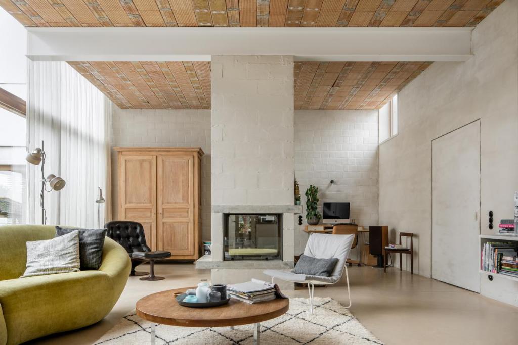 Via connecties of inspirerende trouvailles hebben de bewoners een eclectische mix aan stoelen in huis, met onder meer Van Severen en een originele Georges van Rijck gemaakt in opdracht voor Beaufort.