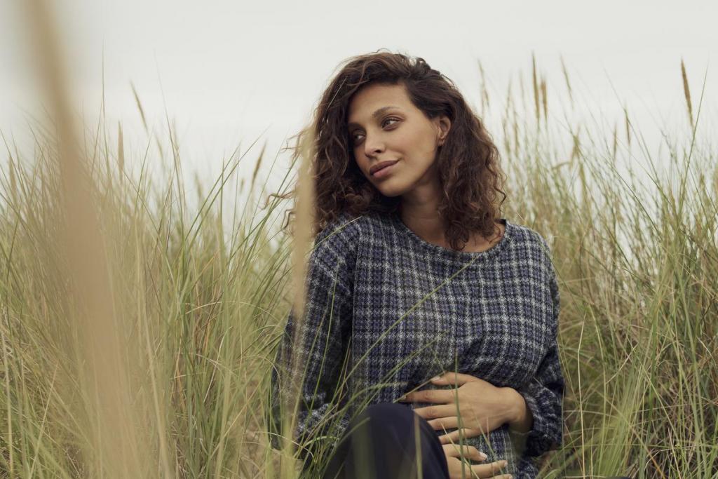 ‘Made in Belgium’-outfit voor mama’s in spe, bestaande uit een trui (129 euro) en een broek (139 euro), van Fragile, het ‘zwangere zusje’ van Nathalie Vleeschouwer.