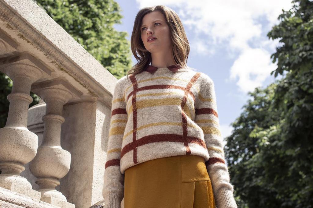 Jacquardtrui met geometrisch motief (179 euro) en plooirok (179 euro), van Gigue.