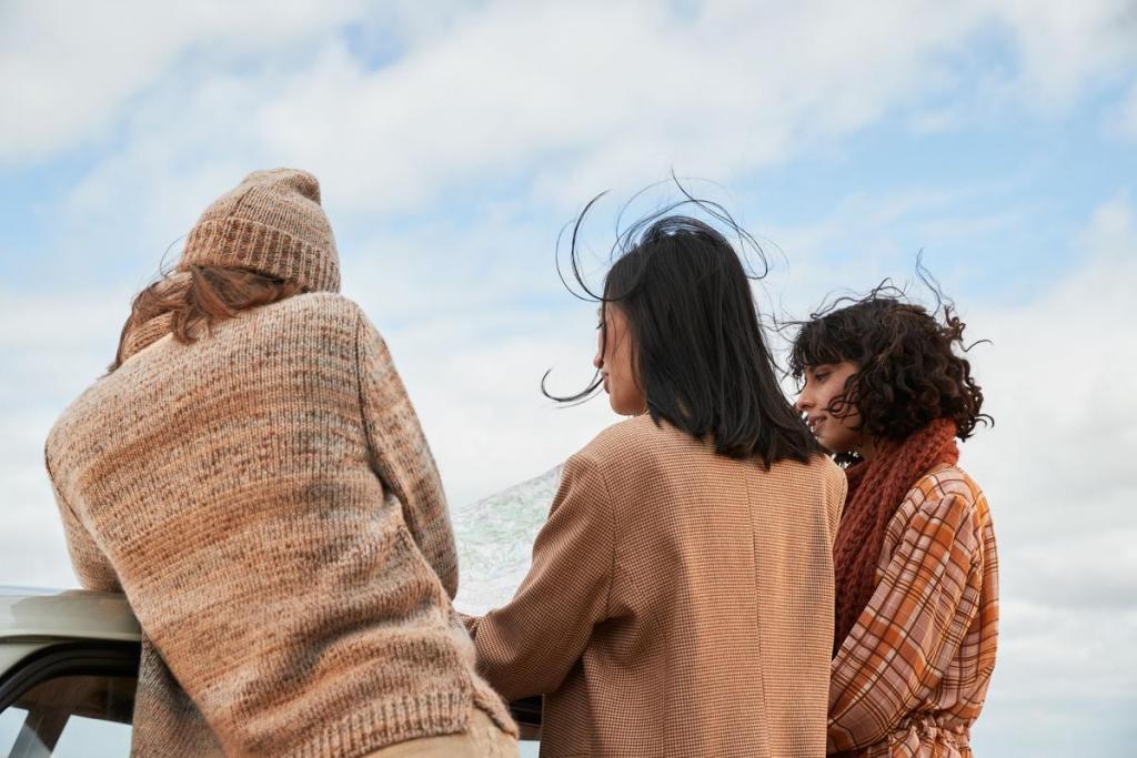 Outfits in warme kleuren: trui (169 euro), muts (49 euro), blazer (249 euro), jurk (289 euro) en sjaal (79 euro), van Her.