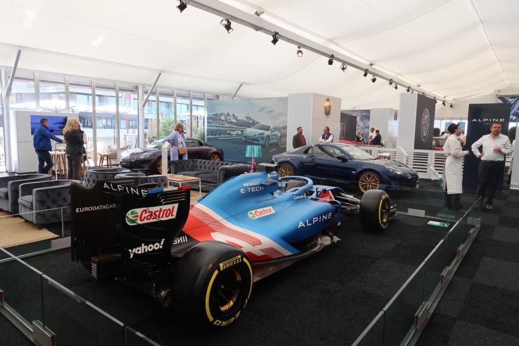 Op de Knokse dijk krijgen we heel wat indrukwekkende racewagens te zien.