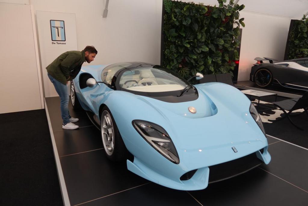 Deze auto werd voor de gelegenheid overgevlogen.