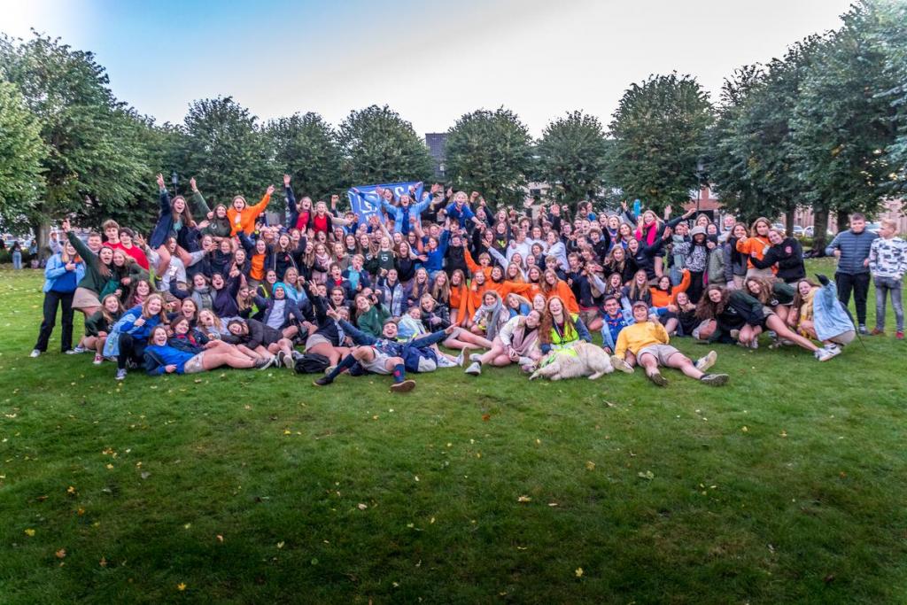 Traditie getrouw verzamelde de jeugd op het Tieltse Hulstplein alvorens in uniform af te zakken naar de schoolbanken.