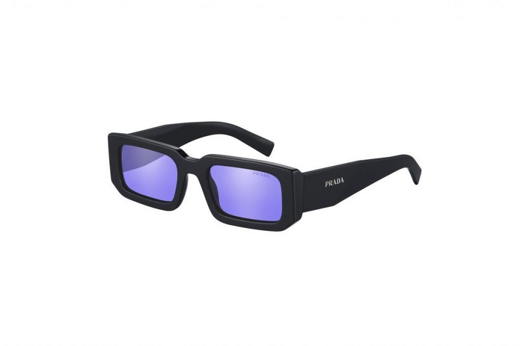 Blauw-zwart Gestileerde zonnebril met brede veren en blauwe glazen (299 euro), van Prada. 