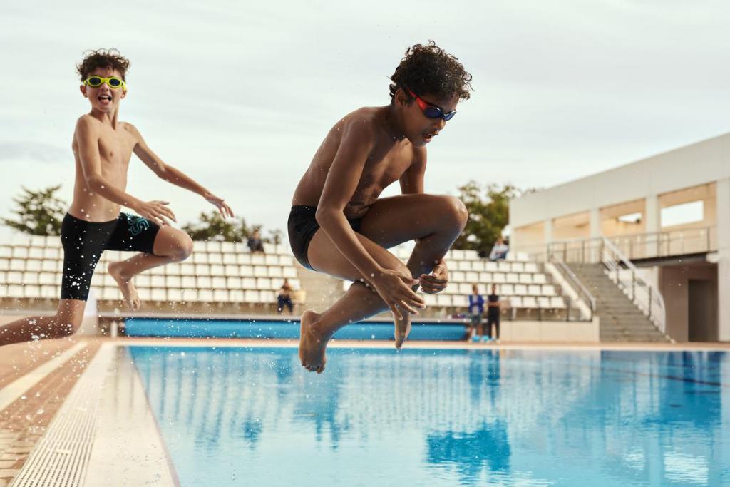 Zwembroek (vanaf 18 euro) en bril (15 euro) voor de jeugd, van Speedo. 