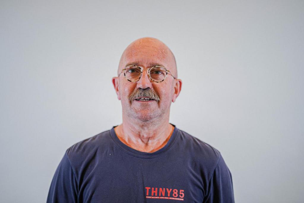 Eric Baele (71) uit Vlissegem bij De Haan geniet van zijn pensioen. Opvallend: in het programma praat hij met een uitgesproken Gents accent.