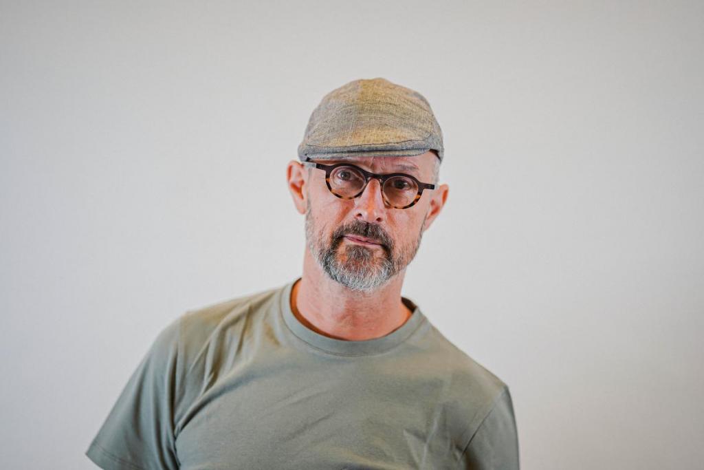 Francis Gielen (56) uit Ingelmunster werkt al drie jaar als technicus in het Sint-Andriesziekenhuis in Tielt. Hij schreef zich in op aandringen van zijn kleindochter Oona, die verzot is op het programma. In zijn vrije tijd is hij muzikant. Leuk detail: hij kon de programmamakers overtuigen door ter plaatse aan de telefoon een... kalkoen na te bootsen.Lees hier meer over Francis.