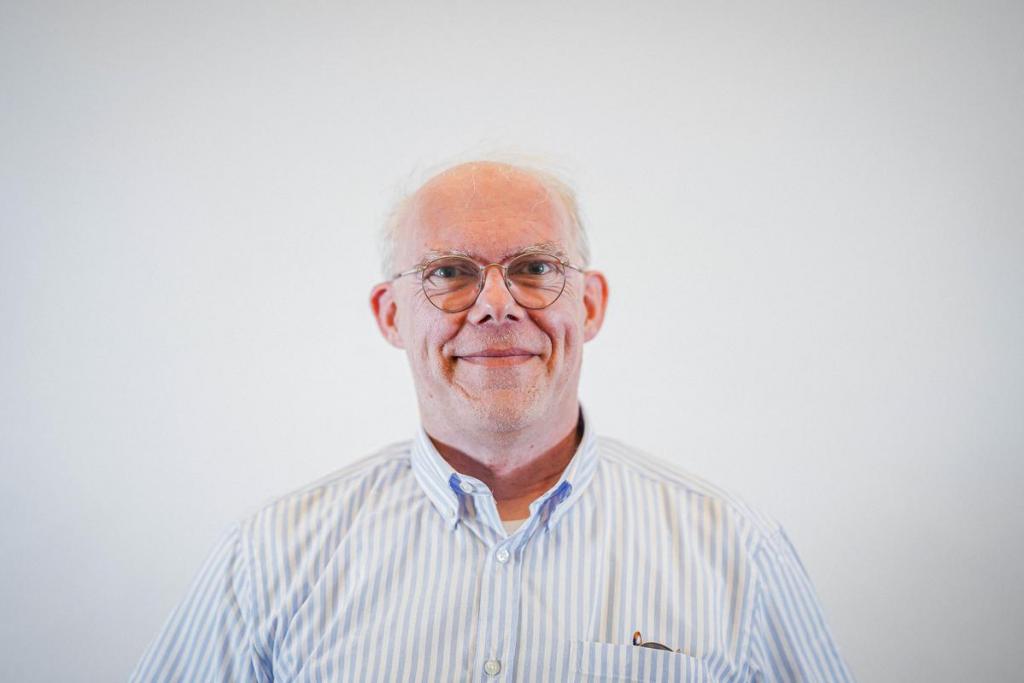 Frank Schram (56) uit Brugge werkt als ambtenaar bij de dienst van de federale begroting. Hij heeft ook vijf masterdiploma’s op zak.