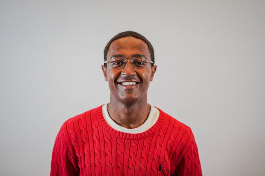 Henok Dekaezemaker is met zijn 18 lentes de op één na jongste kandidaat. De Roeselarenaar met Ethiopische roots studeerde zorg, een extra jaar veiligheid en begint straks met de studies voor verpleegkundige. Hij is ook sportief aangelegd en geeft atletiektraining. Hij is actief op sociale media en heeft best wat volgers op Instagram en TikTok. Hij is naar eigen zeggen een heus showbeest.