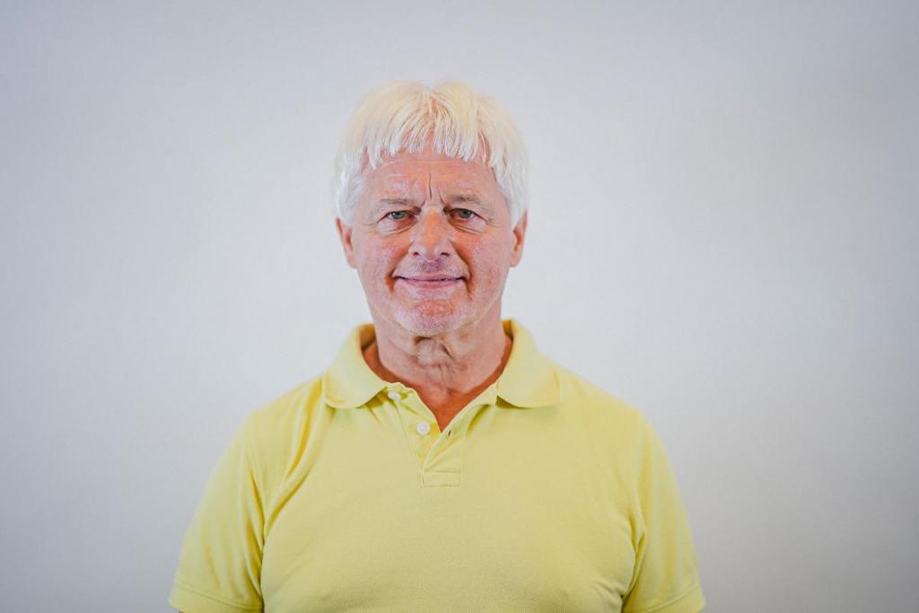 Jean Desmaele (68) uit Heestert bij Zwevegem is een gepensioneerde opvoeder. In zijn vrije tijd regisseerde hij al heel wat toneelstukken. Hij verdiende zijn sporen onder meer bij toneelgezelschappen in Maarkedal, Heestert, Sijsele, Avelgem, Rollegem, Aalbeke, Ingooigem, Wakken en Oostkamp. Als acteur was hij al te zien in enkele kortfilms en in verschillende toneelstukken.